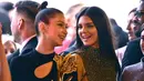 Tak hanya itu, sumber mengatakan bahwa Bella Hadid sangat mendukung hubungan Kendall dan juga Anwar. (GettyImages - Teen Vogue)
