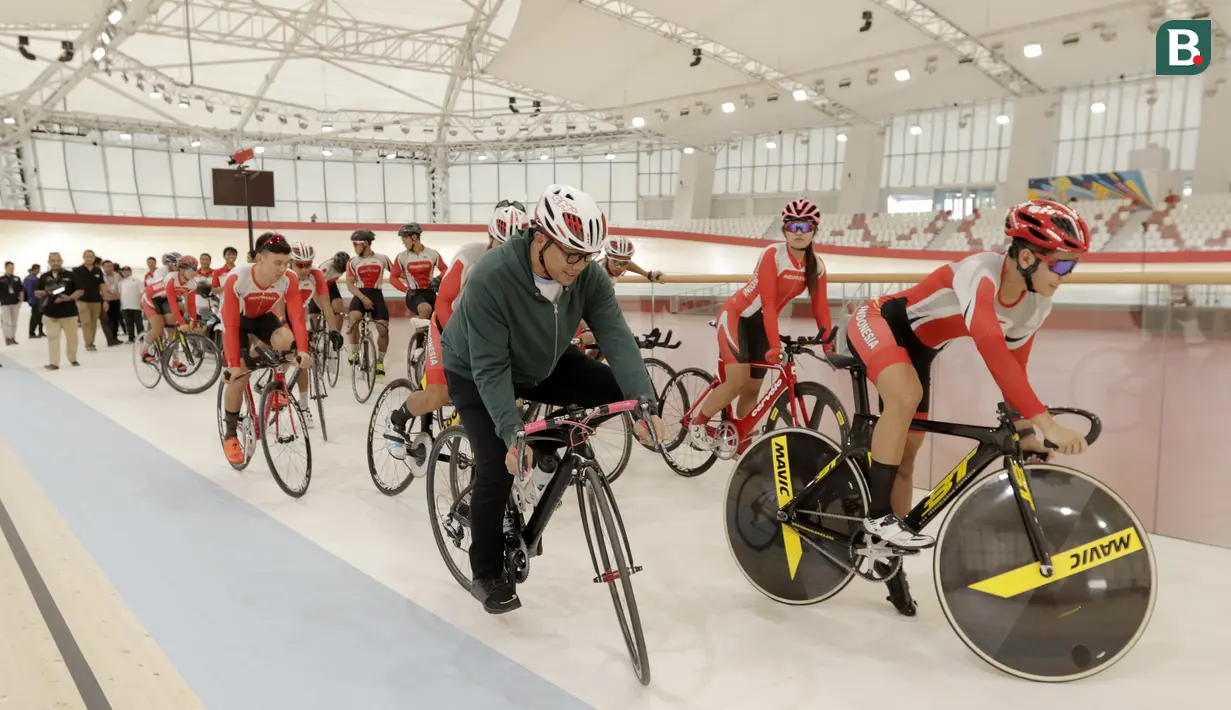 Menpora RI, Imam Nahrawi, bersepeda bersama atlet saat meninjau venue balap sepeda di Jakarta Internasional Velodrome, Jakarta, Selasa (31/7/2018). Menpora berharap para atlet dapat berprestasi di Asian Games 2018. (Bola.com/M Iqbal Ichsan)