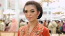 Penampilan ayu paripurna lainnya dari Selvi Ananda. Ia mengenakan kebaya beludru merah dengan payet dan bordir emas yang menambah nuansa mewah. Selvi menyempurnakan penampilannya dengan riasan wajah dan rambut disanggul. [Foto: Instagram/doleytobing]
