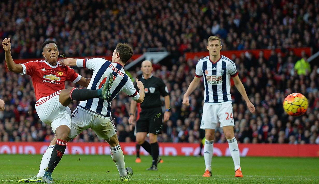 Pemain MU, Anthony Martial menendang bola ke arah gawang WBA pada laga Liga Premier Inggris di Stadion Old Trafford, Inggris, Sabtu (7/11/2015). (EPA/Peter Powell)