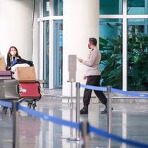 Beberapa wisatawan dari Jepang tiba di Bandara I Gusti Ngurah Rai Bali menggunakan penerbangan inagurasi Garuda Indonesia. (dok. Biro Komunikasi Publik Kemenparekraf)