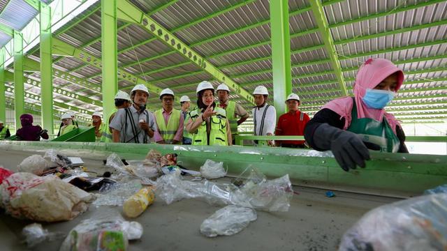 Bupati Banyuwangi Ipuk Fiestiandani meninjau pengelolaan sampah di Tempat Pembuangan Sampah Terpadu Reduce Reuse Recycle (TPS 3R) di Desa Balak, Kecamatan Songgon, Banyuwangi (Istimewa)