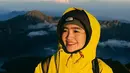 Di ketinggian di atas awan Febby Rastanty puas dengan keindahan gunung tertinggi di Pulau Lombok ini. Aura kecantikannya memancar diiringi dengan pemandangan matahari bersanding dengan awan. (Liputan6.com/IG/@febbyrastanty).