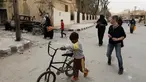 Sejumlah orang mulai kembali ke rumah mereka di kota modern Palmyra, berdekatan dengan kota kuno Suriah, Sabtu (9/4). Kota itu berhasil direbut kembali oleh militer Suriah dari tangan kelompok ekstrimis ISIS beberapa waktu lalu. (Louai BESHARA/AFP)