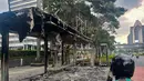 Sejumlah fasilitas umum di jalan Jenderal Sudirman, Jakarta terlihat rusak parah akibat dibakar massa dalam aksi yang dilakukan pada Jumat (29/8) hingga Sabtu Sabtu (30/8/2025) dini hari. (merdeka.com/Arie Basuki)