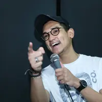 "Lagu Kunci Hati kan lagu slow, tapi om Erwin minta koreo kayak lagunya Justin Bieber. Latihan hari ini sama orkestra, cukup penting soalnya ada gerakan koreografi yang harus disesuaikan dengan musiknya," ujar Afgan. (Galih W. Satria/Bintang.com)