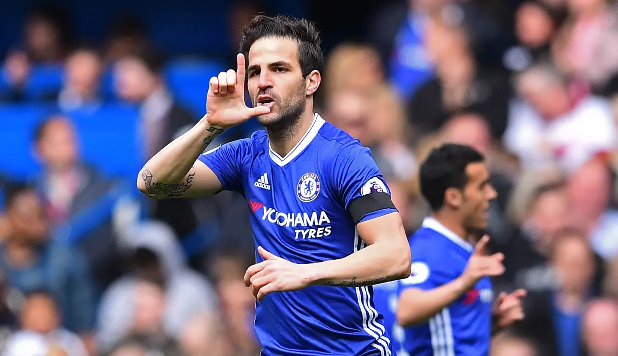 Gelandang Chelsea, Cesc Fabregas, merayakan gol yang dicetaknya ke gawang Crystal Palace. The Blues sempat unggul 1-0 pada menit kelima setelah Fabregas mencetak gol memanfaatkan umpan Eden Hazard. (AFP/Glyn Kirk)