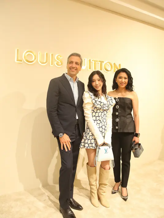 Lengkapi outfitnya, Taeyeon SNSD jinjing tas ikonik LV dari seri Capucines LV berwarna biru langit.