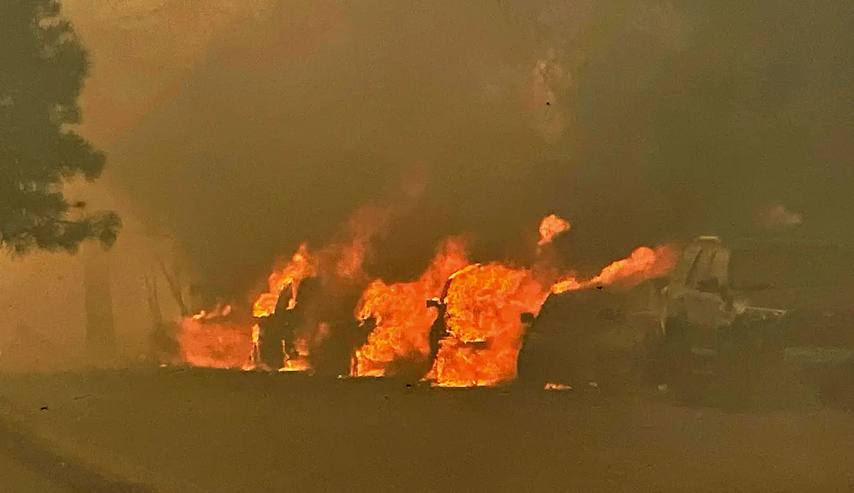 Kendaraan terbakar dan meledak dalam semburan api di Grass Valley, California, Rabu (25/8/2021). Kebakaran hutan mungkin akan melanda California selatan dan dapat menghadapi bahaya yang sama. (Elias Funez/The Union via AP)