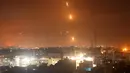 Roket diluncurkan menuju Israel dari Rafah, di Jalur Gaza selatan, Rabu (12/5/2021) dinihari. Militan Palestina Hamas menyatakan mereka telah menembakkan lebih dari 200 roket ke Israel sebagai pembalasan atas serangan di sebuah blok menara di Gaza. (SAID KHATIB / AFP)