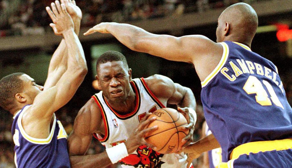 Dikembe Mutombo dipilih keempat dalam Draft NBA 1991 oleh Denver Nuggets. Selain itu, ia bermain untuk Atlanta Hawks, Philadelphia 76ers, yang saat itu bernama New Jersey Nets, New York Knicks dan Houston Rockets. (AFP/Steven R. Schafer)