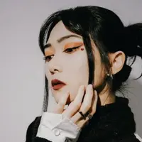 Potret Isyana Sarasvati dengan Makeup Bold yang Unik (credit: instagram/isyanasarasvati)