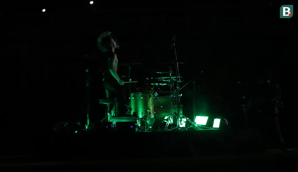 Seremoni pembukaan dirancang sebagai pengalaman yang tidak hanya memukau mata, tetapi juga menyentuh hati. Acara dibuka dengan penampilan Tari Remo, tarian tradisional khas Jawa Timur yang sarat makna kepahlawanan, keanggunan, dan kekuatan karakter. Tarian ini kemudian dilanjutkan dengan penampilan energik dari musisi kenamaan Ikmal Tobing, yang membawakan pertunjukan solo drum penuh energi. (Bola.com/Abdul Aziz)