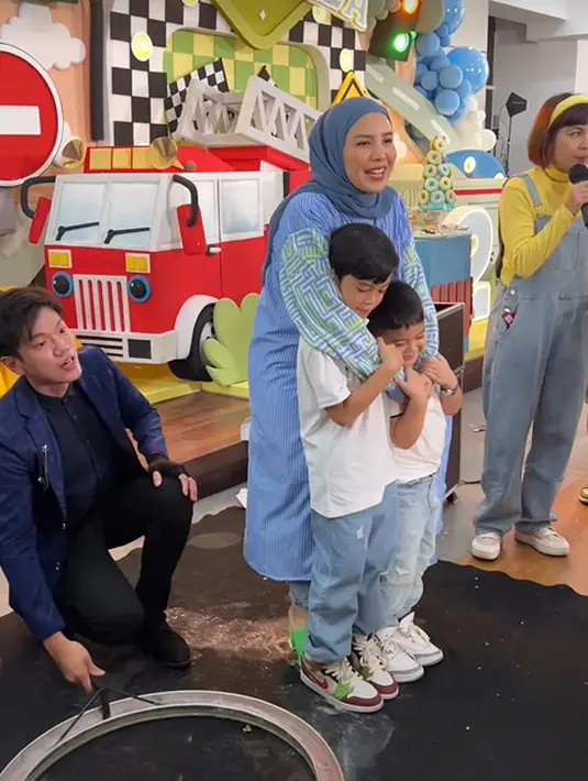 Penampilan Tya Ariestya terlihat adem dengan shirt dress stripe berwarna biru. Ia padukan dengan sandal hijau yang kontras [@tyaariestya]