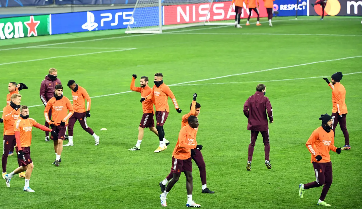 Suasana latihan para pemain Real Madrid di Olympiyskiy Stadium, Kiev, Senin (30/11/2020), jelang laga matchday ke-5 Grup B Liga Champions 2020/21 menghadapi tuan rumah Shakhtar Donetsk, Selasa (1/12/2020). (AFP/Sergei Supinsky)