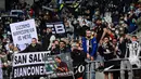 Penggemar Juventus merayakan akhir laga final Coppa Italia usai Juventus menang atas Atalanta di Stadion Mapei, Kamis (20/5/2021) dinihari WIB. Juventus semakin menegaskan diri sebagai raja Coppa Italia dengan koleksi 14 gelar juara. (Miguel MEDINA / AFP)