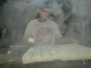 Pekerja memproses tahu di salah satu industri rumahan Semanan, Kalideres, Jakarta, Rabu (19/9). Naiknya dolar AS membawa dampak pada harga kedelai impor yang merupakan bahan baku para produsen tahu di Semanan. (Merdeka.com/Iqbal S Nugroho)
