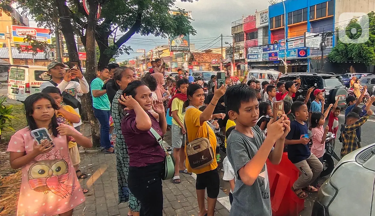 Fenomena klakson telolet atau demam klakson basuri yang digunakan bus AKAP atau pariwisata kembali ramai belakangan ini. (Liputan6.com/Angga Yuniar)