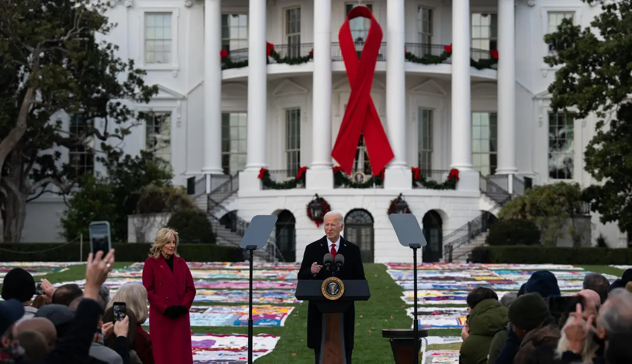 Presiden Amerika Serikat (AS), Joe Biden memberikan sambutan pada acara Hari AIDS Sedunia di South Lawn Gedung Putih, Washington DC pada tanggal 1 Desember 2024. (Annabelle Gordon/Getty Images North America/Getty Images via AFP)