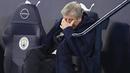 Manajer tim Crystal Palace, Roy Hodgson tampak kecewa dengan penampilan timnya melawan Manchester City dalam laga lanjutan Liga Inggris 2020/21 di Etihad Stadium, Minggu (17/1/2021). Crystal Palace kalah 0-4 dari Manchester City. (AFP/Peter Powell/Pool)