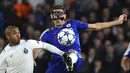 Pemain Porto, Yacine Brahimi (kiri) berebut bola dengan pemain Chelsea, Nemanja Matic (kanan) pada lanjutan Liga Champions leg kedua grup G di Stadion Stamford Bridge, London, Kamis (10/12/2015) dini hari WIB.  (AFP Photo/Glyn Kirk/AFP/Ben Stansall)