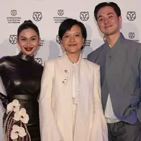 Ariel Tatum kembali tuai pujian atas penampilan terbarunya di International Film Festival Rotterdam. Ia tampil dengan gaya bold yang tunjukkan pesona khas perempuan Indonesia [@arieltatum]