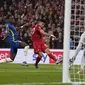 Penyerang Liverpool, Luis Diaz (tengah) mencoba melepaskan tembakan ke gawang Chelsea dalam pertandingan final Piala Carabao Cup di Stadion Wembley, London, Senin (28/2/2022). Liverpool memenangkan adu penalti 11-10 setelah pertandingan berakhir imbang 0-0. (AP Photo/Alastair Grant)