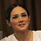 Mata Mulan mulai berkaca-kaca saat menceritakan kisah lika-liku hidupnya di acara Dear Haters yang ditayangkan Liputan6.com, di SCTV Tower, Jakarta, Kamis (7/4/2016). (Liputan6.com/Herman Zakharia)