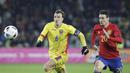 Pemain Romania, Vlad Chiriches (kiri) mengejar bola bersama pemain Spanyol, Aritz Aduriz pada laga persahabatan di Stadion Cluj Arena, Cluj, Senin (28/3/2016) dini hari WIB.  (REUTERS/Inquam Photos/Octav Ganea)
