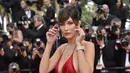 Bella Hadid kembali membuat netizen tercengang. Adik dari Gigi Hadid ini berani berpose bugil alias tanpa busana untuk majalah Vogue. Bella tidak sendirian, ia ditemani oleh model Victoria's Secrets, Taylor Hill. (AFP/Bintang.com)