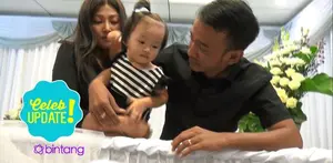 Masih dalam suasana Imlek, Ruben Onsu sisipkan angpao di jenazah Ayahnya. 