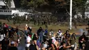 Polisi berlari ke arah demonstran antipemerintah saat protes di Santiago, Chile, Jumat (27/12/2019). Sebagian besar dari daftar panjang tuntutan demonstran Chile berfokus pada ketidaksetaraan. (AP Photo/Fernando Llano)