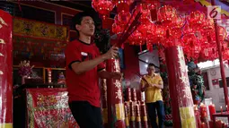Warga keturunan Tionghoa  membakar dupa saat persembahyangan Imlek 2569 di Vihara Amurva Bhumi, Jatinegara, Jakarta, Jumat (16/2). Warga keturunan Cina melakukan sembahyang sebagai bentuk syukur atas segala rejeki. (Liputan6.com/Johan Tallo)