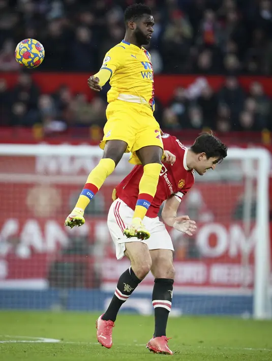 Pemain Crystal Palace Odsonne Edouard (atas) berebut bola dengan pemain Manchester United Harry Maguire pada pertandingan Liga Inggris di Stadion Old Trafford, Manchester, Inggris, 5 Desember 2021. Manchester United menang 1-0. (AP Photo/Jon Super)