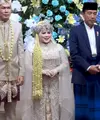 Penampilan Siti Mamduhah yang juga merupakan seorang politisi di hari bahagianya, tak kalah mencuri perhatian. [@dewitian85]