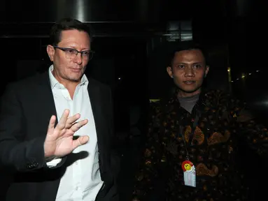 CEO PT Airbus Group Indonesia, Laurent Godin usai menjalani pemeriksaan di Gedung KPK, Jakarta, Jumat (20/4). Laurent diperiksa sebagai saksi untuk tersangka mantan Dirut PT Garuda Indonesia Emirsyah Satar. (Merdeka.com/Dwi Narwoko)