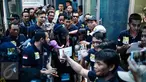 Anwar alias Rizal dan istrinya (tengah) saat mengikuti rekontruksi kejadian di Rutan Salemba, Jakarta, Minggu (17/7). Dalam  rekonstruksi kejadian ini Anwar  dan istrinya memperagakan sebanyak 36 adegan. (Liputan6.com/Faizal Fanani)