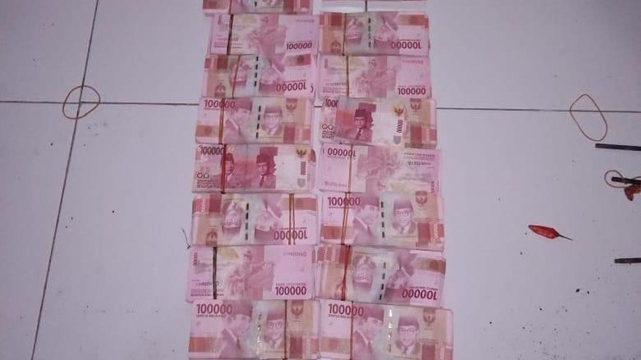 Barang bukti uang yang didapat dari tangan tersangka