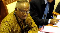Plt Pimpinan KPK,  Taufiequrachman Ruki (kiri) dan PPATK, Yunus Husein saat mengikuti rapat dengar pendapat jelang fit dan propertest calon Kapolri Badrodin Haiti, Jakarta, Kamis (9/4/2015). (Liputan6.com/Andrian M Tunay)