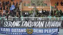 Pihak kepolisian juga masuk ke area tribune untuk menetralisir keadaan dan pada akhirnya, situasi menjadi kondusif dan pertandingan bisa dimulai kembali. (Bola.com/Bagaskara Lazuardi)