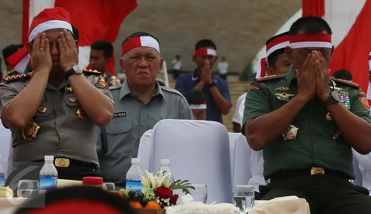 Panglima TNI, Jenderal Gatot Nurmantyo dan Kapolri, Jenderal Tito Karnavian menghadiri Silaturahmi Nusantara Bersatu, Jakarta, Rabu (30/11). Gema Nusantara Bersatu diikuti 5000 TNI, Polri, Pelajar, Warga dan antar lintas agama. (Liputan6.com/Johan Tallo)