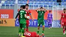 <p>Wasit memberikan kartu merah kepada pemain Irak U-20, Charbel Awni Shamoon (tengah) setelah melakukan pelanggaran keras terhadap pemain Timnas Indonesia U-20, Arkhan Fikri pada laga matchday pertama Grup A Piala Asia U-20 2023 di Lokomotiv Stadium, Tashkent, Uzbekistan, Rabu (1/3/2023). (the-afc.com)</p>