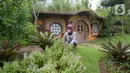 Pekerja merawat tanaman di taman tematik bernuansa rumah hobbit di kawasan hunian vertikal di Serpong, Tangerang, Banten, Kamis (3/12/2020). aman tematik tersebut bertujuan untuk mendukung relasi sosial antar warga serta menciptakan hunian sehat di tengah pandemi COVID-19. (merdeka.com/Dwi Narwoko)