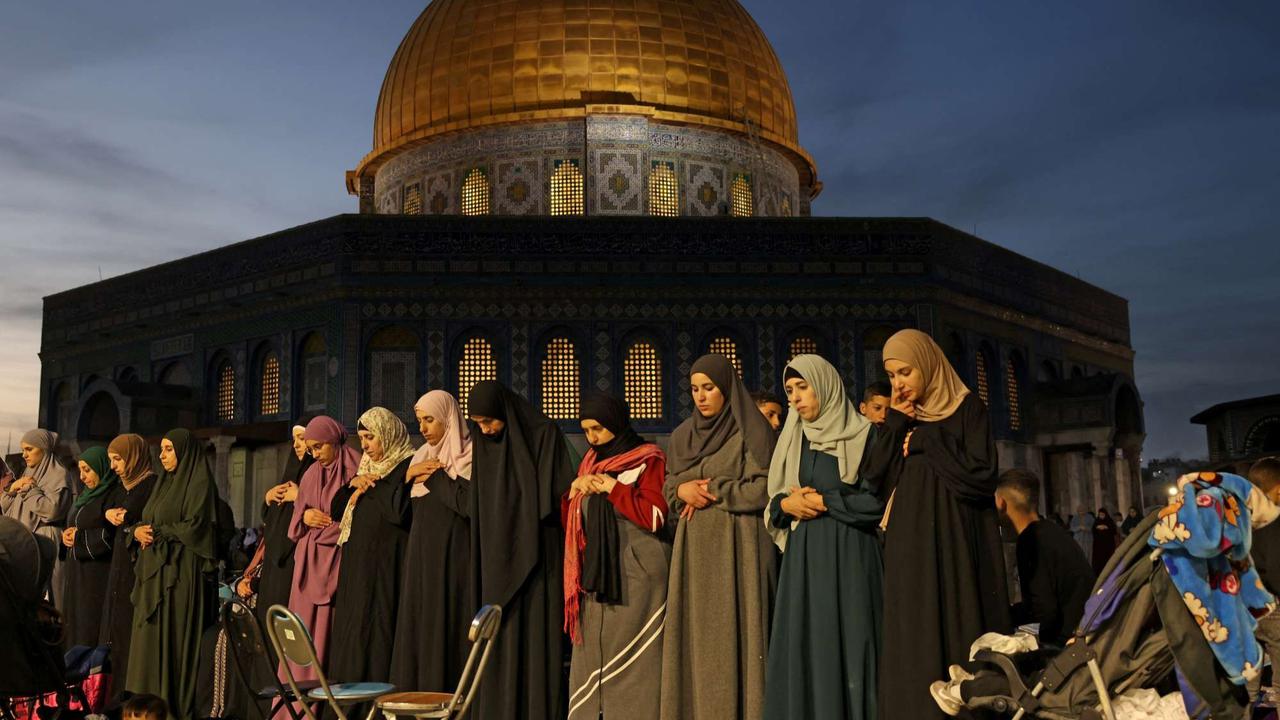 Buka puasa bersama di kompleks Masjid Al Aqsa