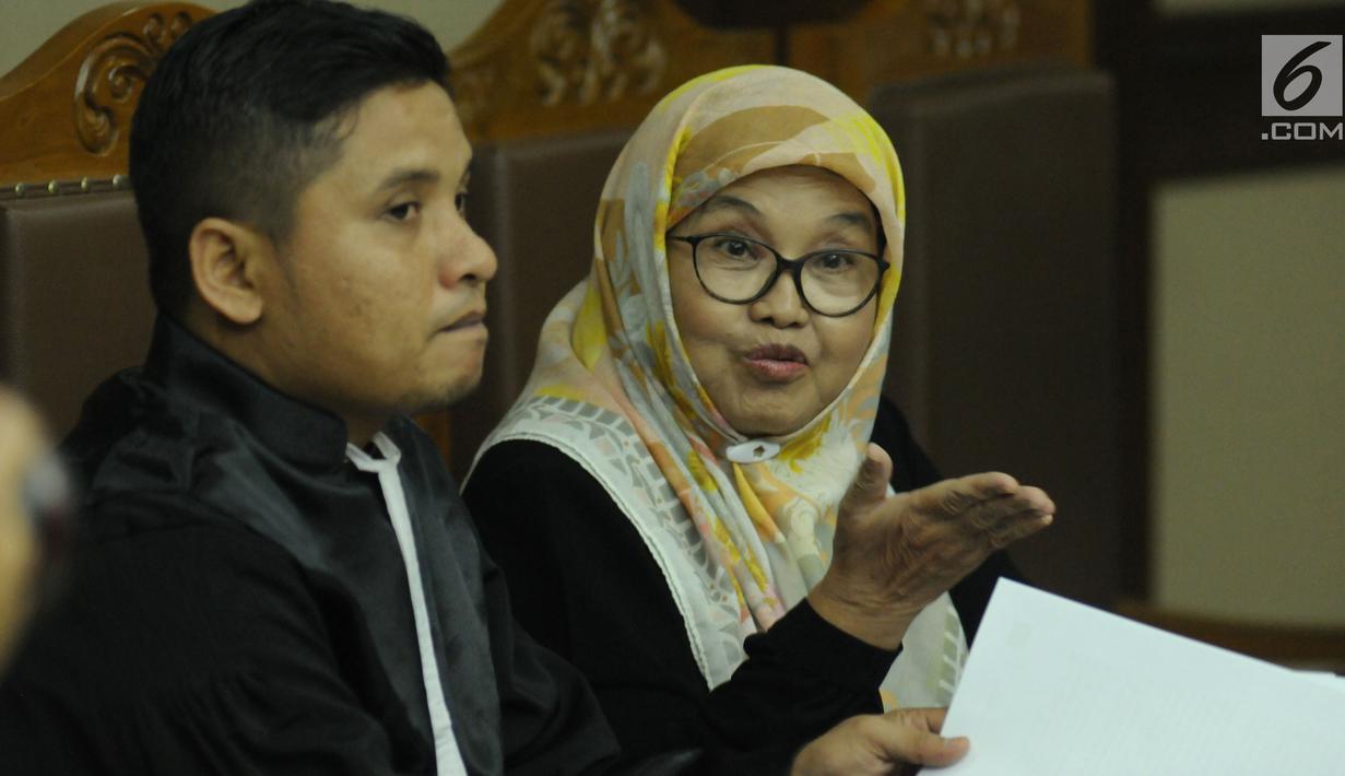 Mantan Menkes, Siti Fadilah Supari (kanan) saat menjalani sidang perdana PK di Pengadilan Tipikor, Jakarta, Kamis (31/5). Sebelumnya, Siti dinyatakan terbukti menyalahgunakan wewenang pengadaan alat kesehatan (alkes). (Liputan6.com/Helmi Fithriansyah)