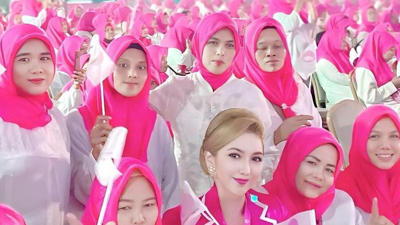 Heni Tania Joget Bareng Emak-emak Pelaku UMKM<br>