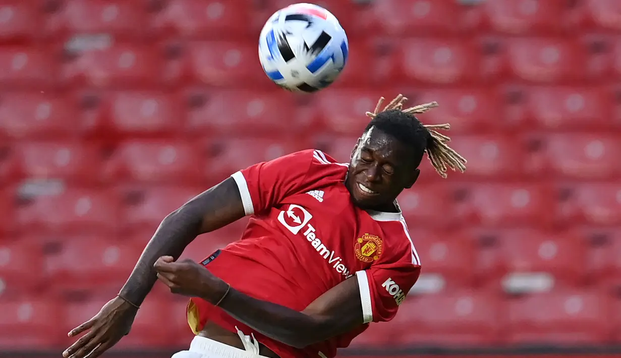 Aaron Wan-Bissaka memiliki kemampuan yang baik saat bertahan, dengan mencatat 79% tekel sukses, 11 intersep, bahkan mampu mengemas sembilan gol. Namun dari sisi ofensif, Wan-Bissaka hanya mampu menorehkan 31% umpan silang yang menemui sasaran. (AFP/Paul Ellis)