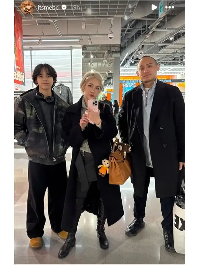 6 Potret OOTD BCL Selama di Korea Selatan, Paduan Pas dengan Rambut Pixie Cut