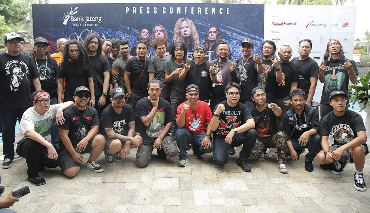 Personel God Bless dan senjumlah musisi tanah air berpose usai jumpa pers di Yogyakarta, Jumat (26/10). Gelaran acara Jogjarockarta 2018 akan berlangsung pada Sabtu 27 Oktober di Stadion Kridosono, Yogyakarta. (Fimale.com/Bambang E.Ros)