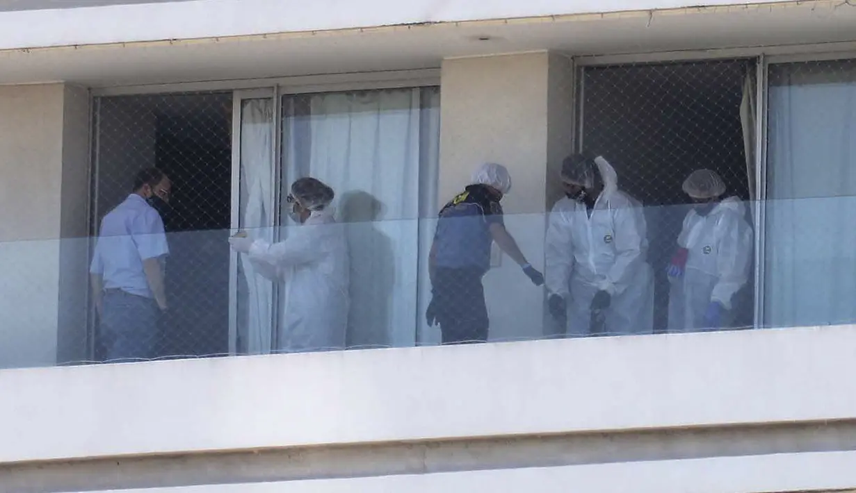 Polisi forensik melakukan penyelidikan di apartemen tempat tinggal penyerang klub Argentina Godoy Cruz, Santiago Garcia, di Mendoza, Sabtu (6/2/2021). Pemain 30 tahun asal Uruguay yang diketahui sedang dalam masa terapi karena depresi itu ditemukan tewas diduga bunuh diri. (AP Photo/Marcelo Ruiz)